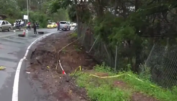 Socavón en Zarabanda deja habilitado solo un carril entre Santa Lucía y Valle de Ángeles 1 socavon.jpg
