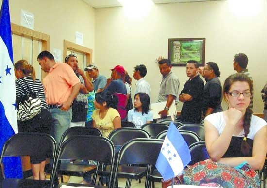 Migrantes en Miami denuncian trabas para obtener el DNI y hablan de “fraude electoral” 7 Consulado de Honduras en Miami