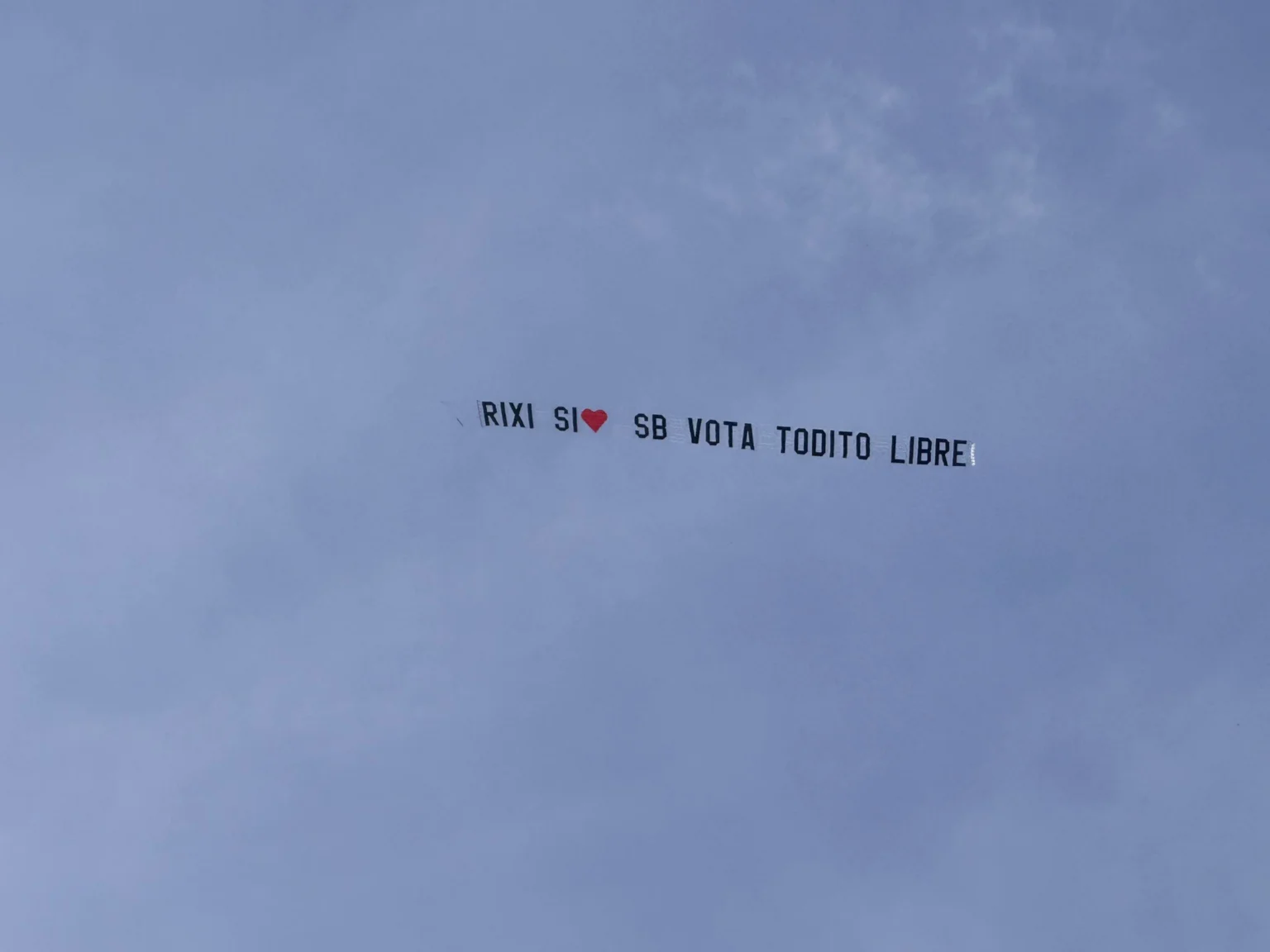 Avioneta con mensaje a favor de Rixi Moncada desata molestia en redes 1 Libre RIXI