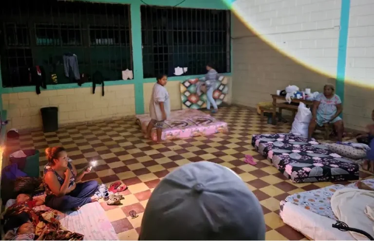 Lluvias afectan a familias en Roatán y causan daños en viviendas 4 albergue tormenta Sara.jpg