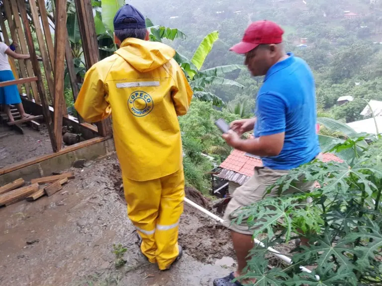 copeco atiende danos por deslizamiento en vivienda de roatan tras intensas lluvias 0
