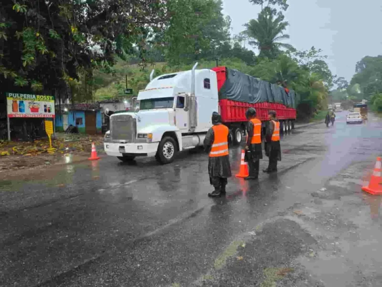 habilitan paso temporal en la carretera carretera ca 13 tras cierre por inundacion del rio lean 0