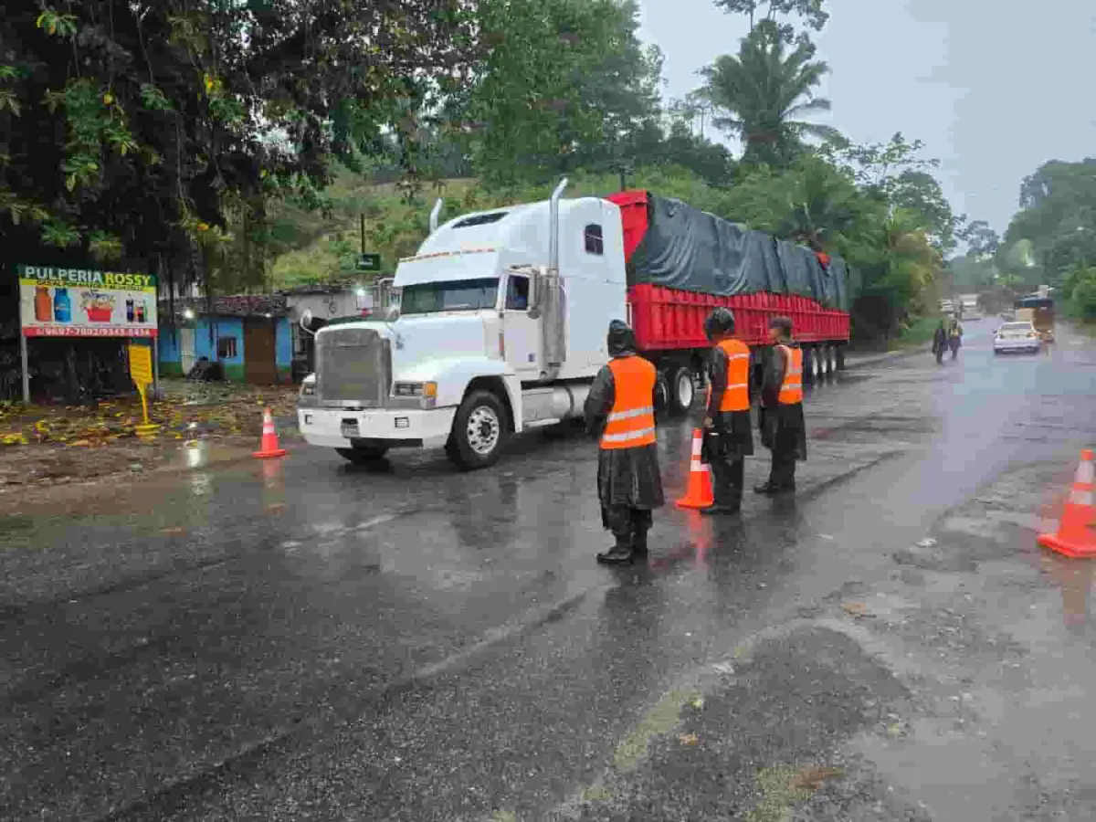 habilitan paso temporal en la carretera carretera ca 13 tras cierre por inundacion del rio lean 0