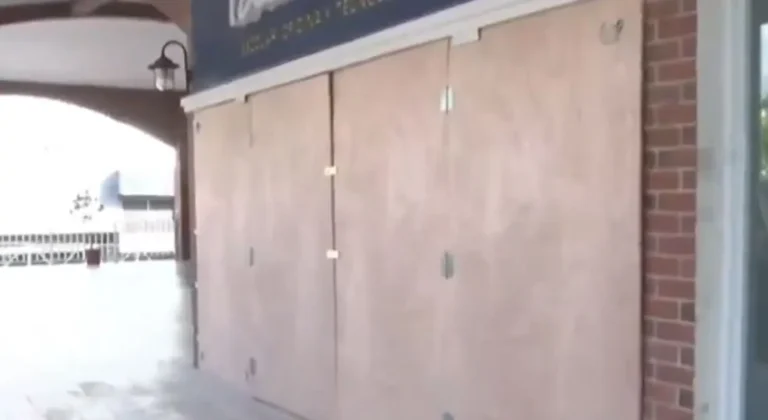 madera fachada negocios.jpg