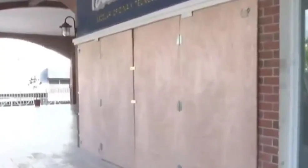 Comercios en Tegucigalpa se preparan para posibles disturbios tras elecciones 1 madera fachada negocios.jpg