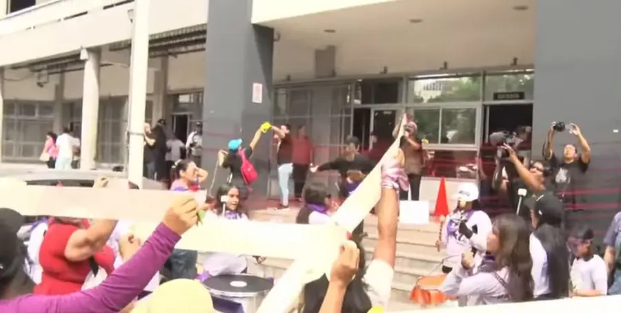 Feministas exigen más recursos y justicia en protesta frente al Ministerio Público 1 protesta mujeres Ministerio Publico.jpg