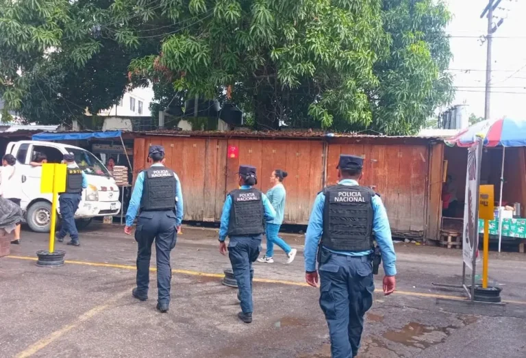 Policía refuerza seguridad en San Pedro Sula para proteger transporte público 2 refuerzan la seguridad en rutas y barrios con patrullajes a pie y motorizados 0
