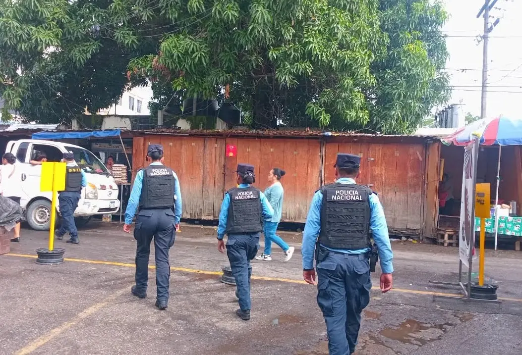 Policía refuerza seguridad en San Pedro Sula para proteger transporte público 1 refuerzan la seguridad en rutas y barrios con patrullajes a pie y motorizados 0