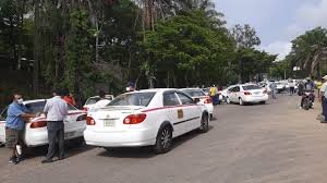 Taxistas de Danlí bloquean carretera por exceso de permisos en la zona 13 DANLI
