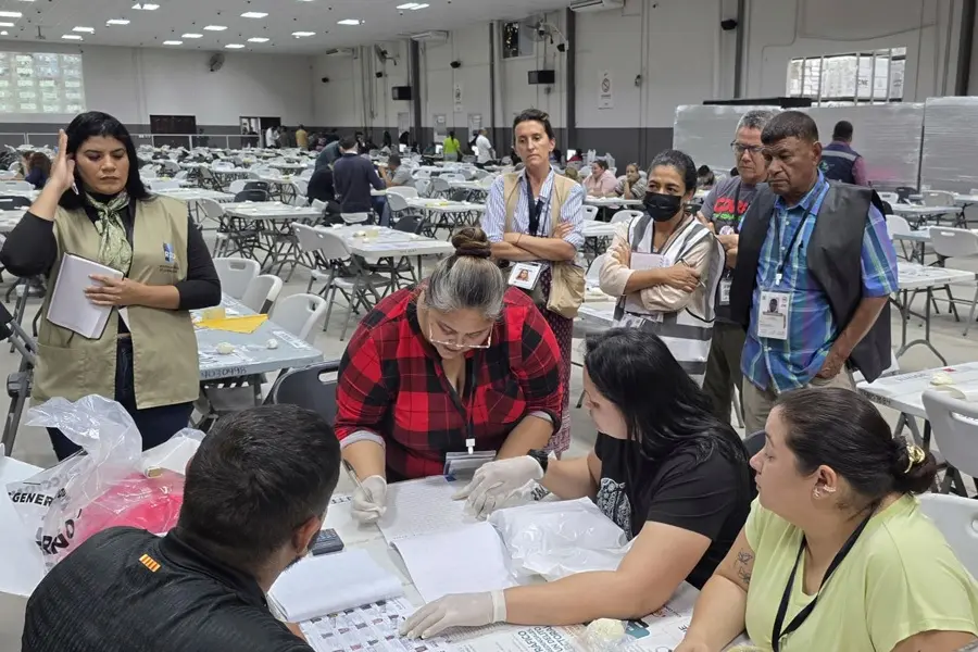 Boicot y tortuguismo frenan el escrutinio especial en el CNE 1 Honduras escrutinio especial.jpg