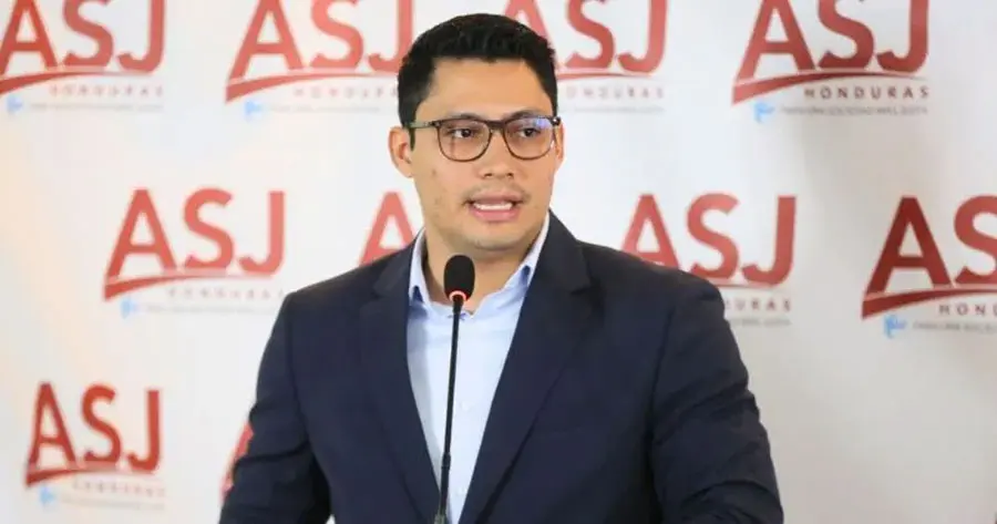 INICIO 4 A green smartphone with a map-themed case sits on a tabletop beside a newspaper, emphasizing travel and technology.