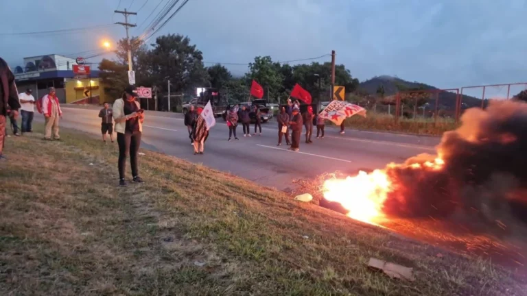 Toma en la CA-5 provoca caos vial y deja varados a viajeros rumbo a Palmerola 15 Libre 1 1536x864.jpg