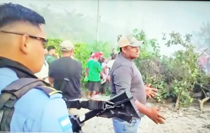 Vecinos bloquean calles en La Lima por invasión de tierras de palma africana 17 PROTESTA.jpg 4