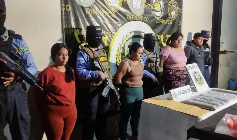 Capturan a cuatro presuntos narcomenudistas en Comayagüela 3 WhatsApp Image 2025 12 03 at 5.28.38 AM