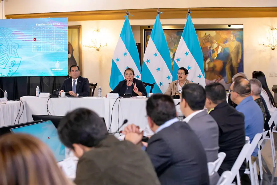 Más de mil millones saldrán del Estado para liquidar a funcionarios salientes, según alerta de Carlos Umaña 1 Xiomara Castro Consejo de Ministros.jpg