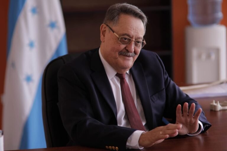 Orellana señala que el electorado cerró la puerta a Rixi Moncada 2 a1 8 1068x712 1