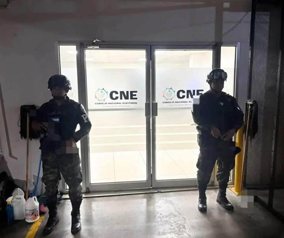 Refuerzan seguridad en puntos clave mientras el CNE se encamina a la declaratoria final 1 ffaa custodia cne.jpg