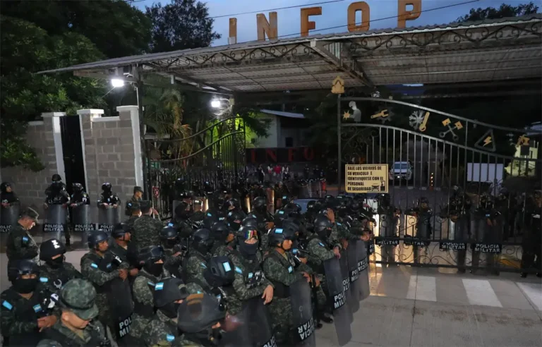 Fuerzas Armadas reconocen desalojo violento frente al INFOP y separan a oficial responsable 3 militares Infop CLE.jpg
