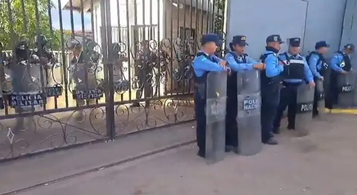 Policía refuerza seguridad en el Centro Logístico Electoral ante protestas de Libre 4 policias 1.jpg
