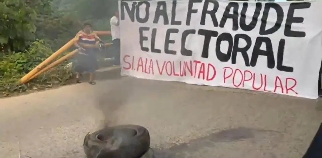 Protesta paraliza puente sobre el río Danto en el norte de Honduras 1 protesta Libre C 13.jpg