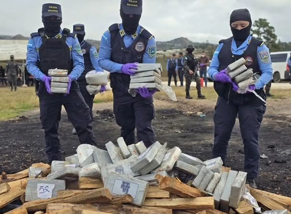 Policía reporta grandes resultados del Plan Alcázar con decomiso de 875 kilos de cocaína 1 quema de cocaina 240125c.jpg