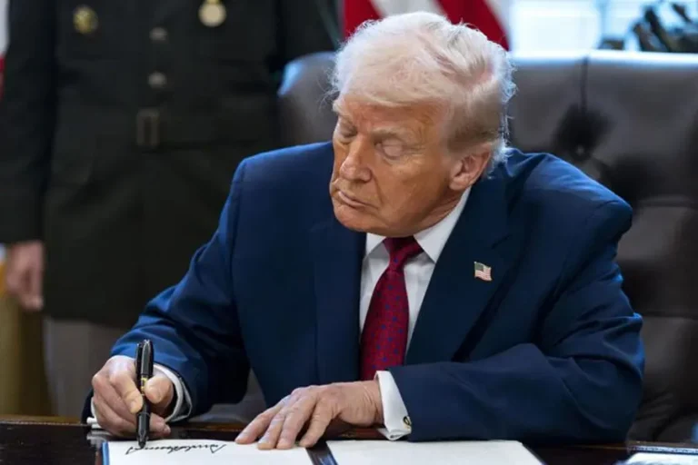 EE. UU. suspende temporalmente visados de inmigración para ciudadanos de 75 países 3 Donald Trump 16 12 25.jpg