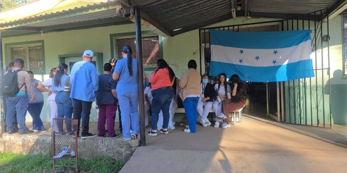 En paro de labores el personal de salud del hospital de Catacamas 1140x570 1