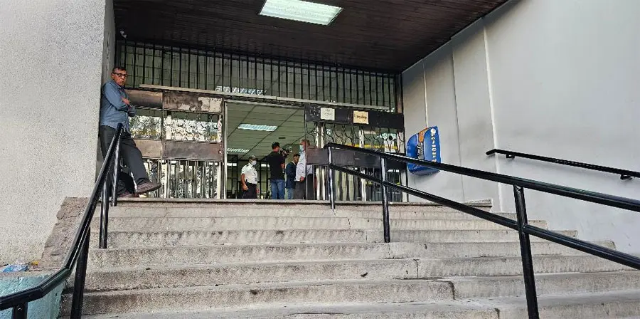 Pacientes reclaman por cierre de clínicas del IHSS este 2 de enero 1 IHSS 17 de enero.jpg