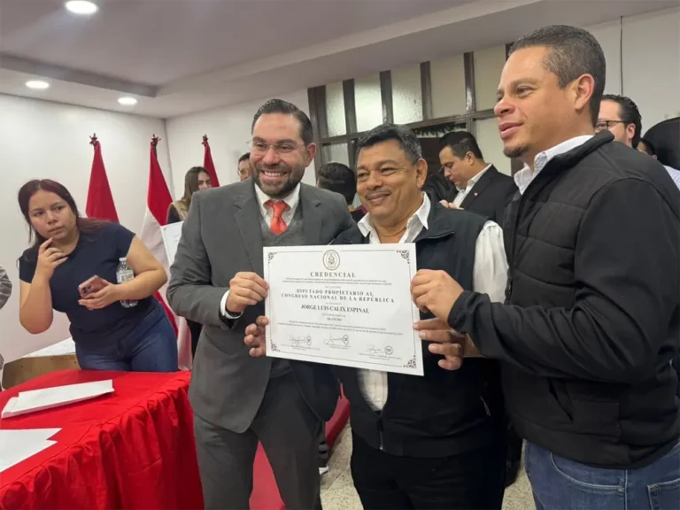 Jorge Cálix recibe credencial y lanza advertencia de juicio político contra consejero del CNE 3 Jorge Calix credencial.jpg