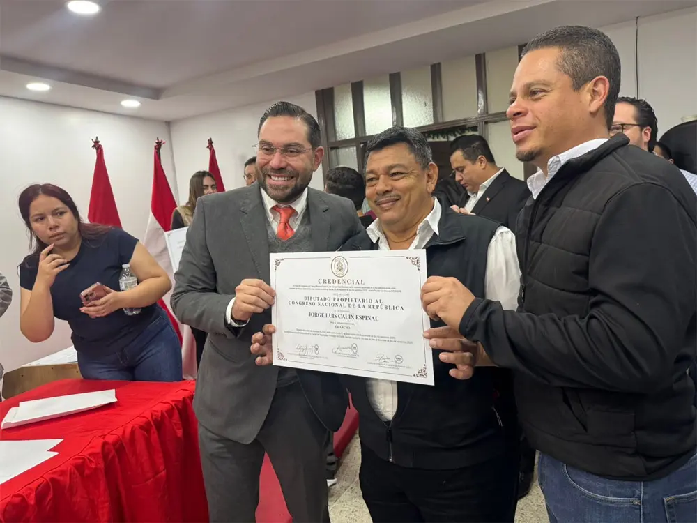 Jorge Cálix recibe credencial y lanza advertencia de juicio político contra consejero del CNE 1 Jorge Calix credencial.jpg