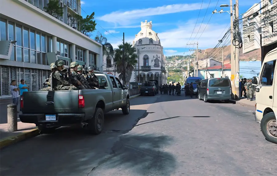 Más de mil militares resguardan el casco histórico de Tegucigalpa previo a elección en el Congreso 1 Militares centro de Tegucigalpa.jpg