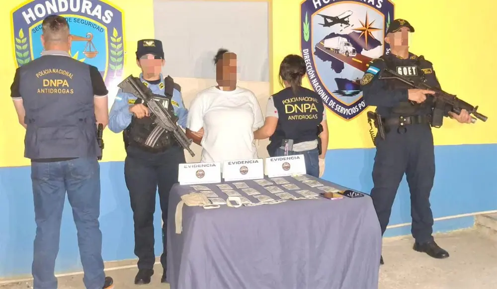 Mujer con dolares.jpg