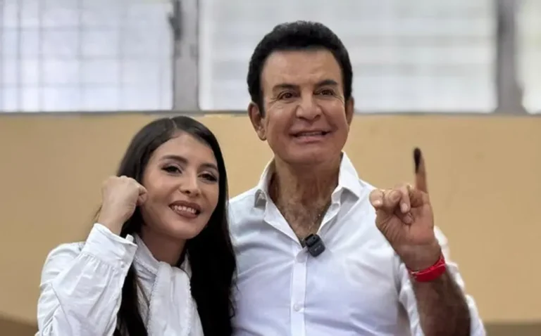 Salvador Nasralla vota.jpg