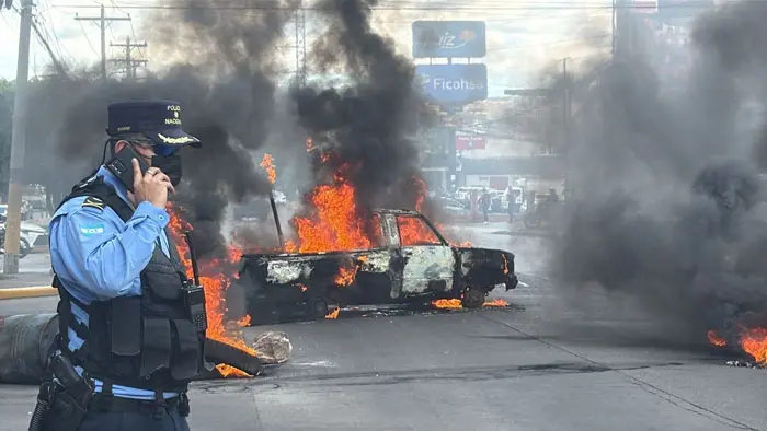 Disturbios en Tegucigalpa: colectivos de Libre incendian vehículo y bloquean vías 1 VEHICULO.jpg