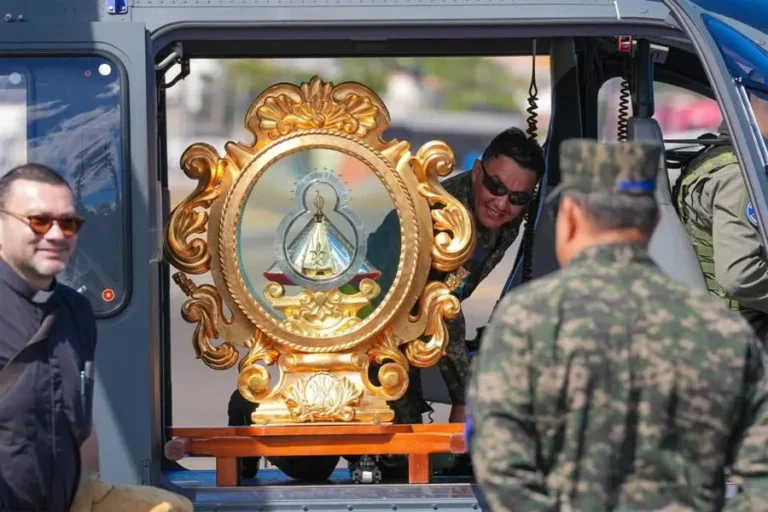 Regresa a Tegucigalpa la Virgen de Suyapa tras recorrer parroquias de Trujillo 23 Virgen de Suyapa helicoptero.jpg
