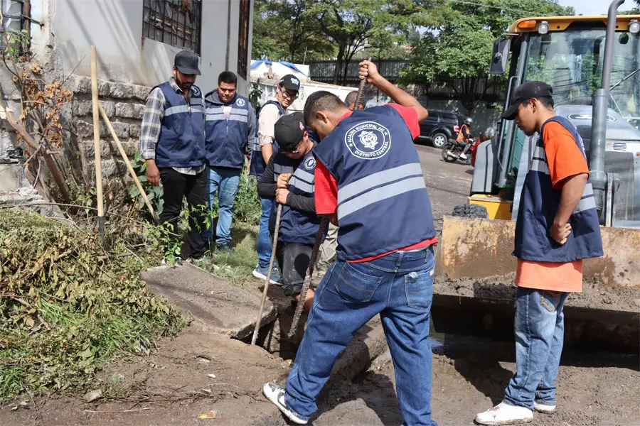 Juan Diego Zelaya inicia acciones de limpieza antes de asumir la alcaldía capitalina 1 limpieza bulevar FFAA.jpg
