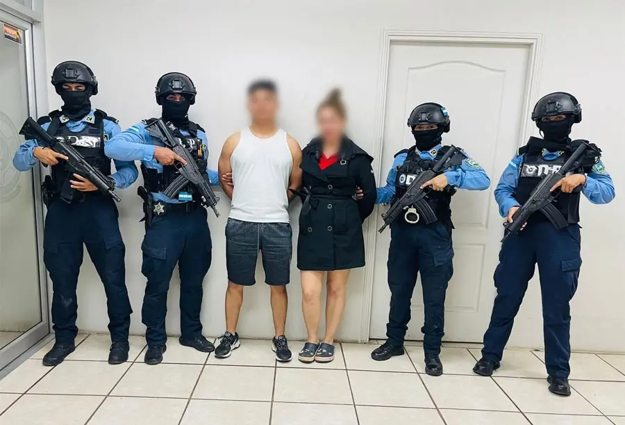 Detienen a dos policías por homicidio de compañera en la CA-5 1 pareja de inspectores.jpg