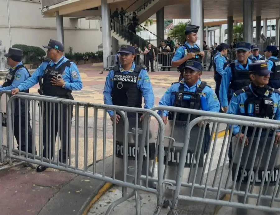 presencia policial bajos Congreso Nacional.jpg