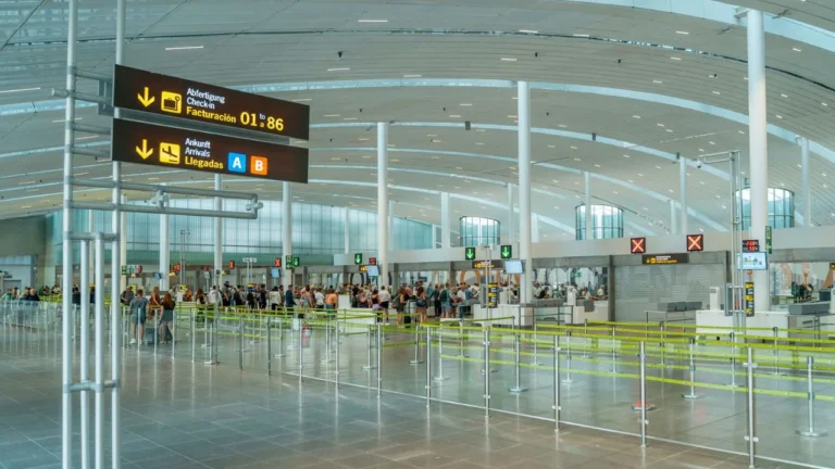 principal aeropuerto tenerife hombre esposa