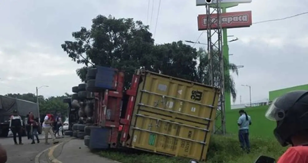 Vuelco de rastra en San Pedro Sula deja una mujer muerta 1 ´´