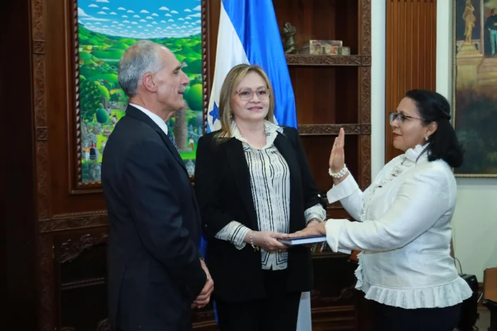 Asfura mueve piezas en Derechos Humanos y Transporte con nuevas juramentaciones 3 Ana Belinda Valenzuela