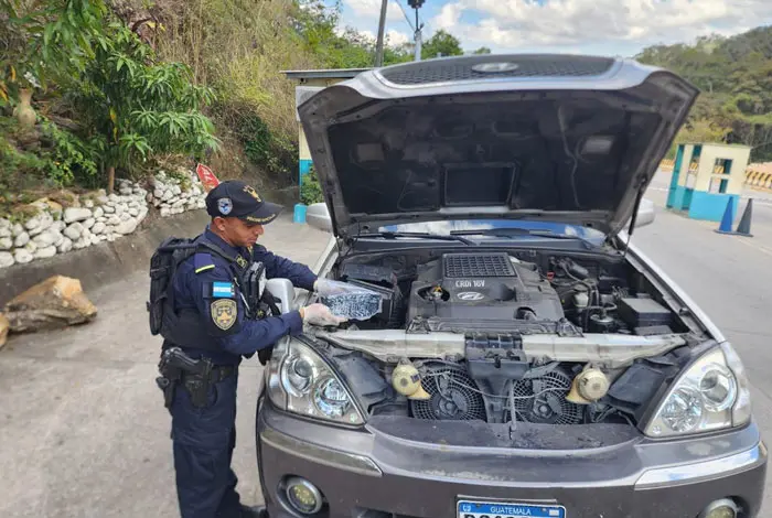 Guatemalteco es detenido en frontera hondureña con 19 mil dólares ocultos 2 COMPARTIMENTO FALSO 1 1.jpg