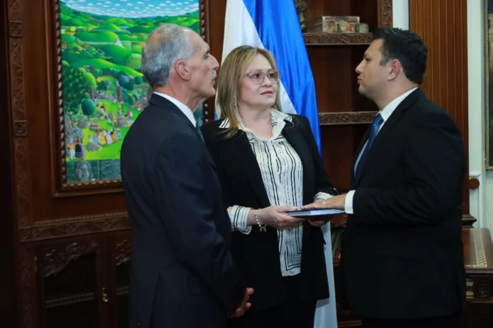 Asfura mueve piezas en Derechos Humanos y Transporte con nuevas juramentaciones 2 Emilio Josue Maldonado