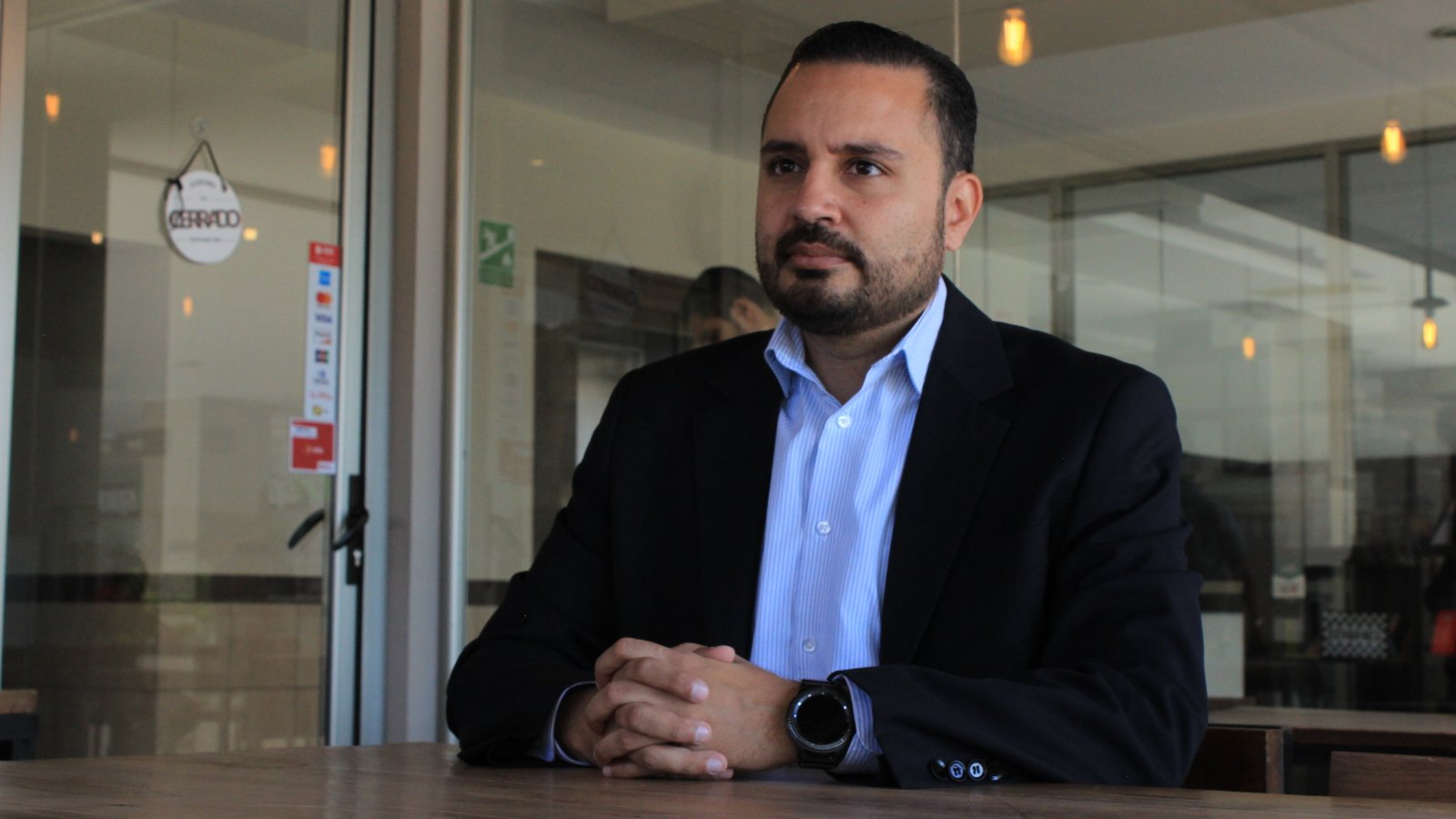 JOSUE MURILLO ATOL CON EL DEDO BOLSA SOLIDARIA EL ESPECTADOR HN