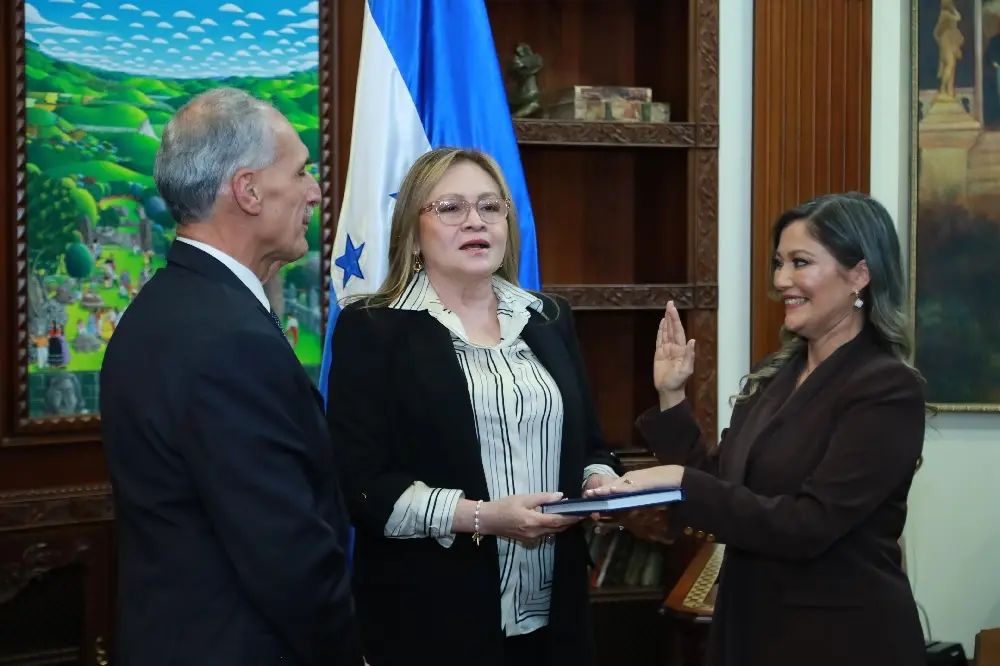 Asfura mueve piezas en Derechos Humanos y Transporte con nuevas juramentaciones 1 Leda Lizethe Garcia.jpg