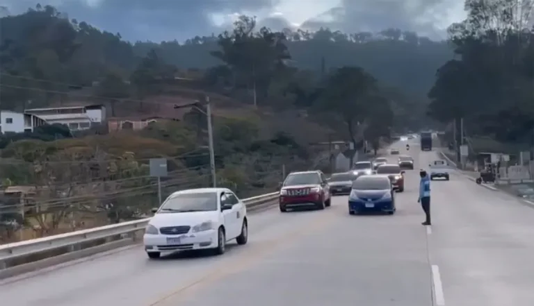 Habilitan carriles reversibles en carretera al oriente para reducir tráfico hacia la capital 4 carretera Tegucigalpa oriente.jpg