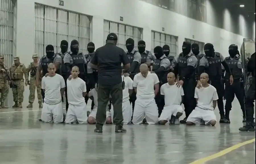 venezolanos Cecot.jpg