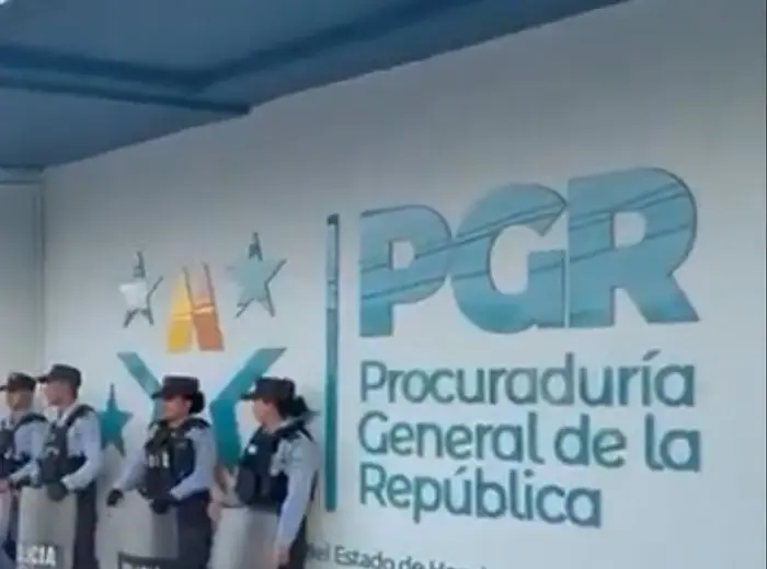 Blindaje policial protege SIT y PGR por riesgo de manifestaciones laborales 4 PGR.jpg