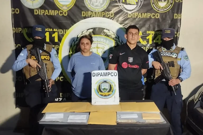 cae pareja cuando presuntamente cobraba el impuesto de guerra 0