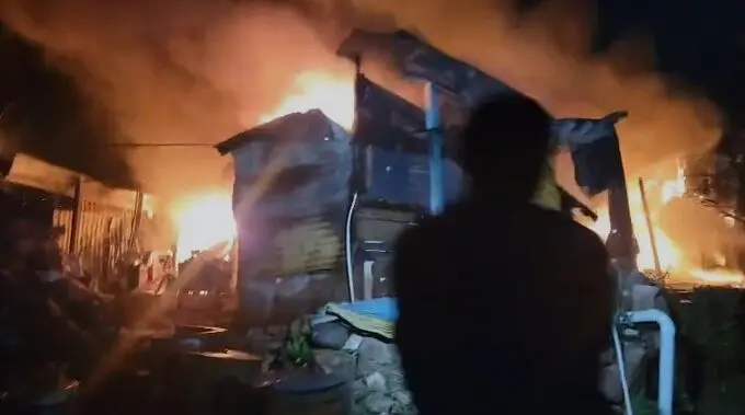 Fuego arrasa cuatro casas y deja 24 personas sin hogar en la capital 1 incendio Suazo Cordova.jpg